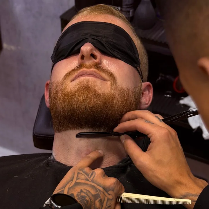 Barba feita na navalha na Barbearia Al Capone