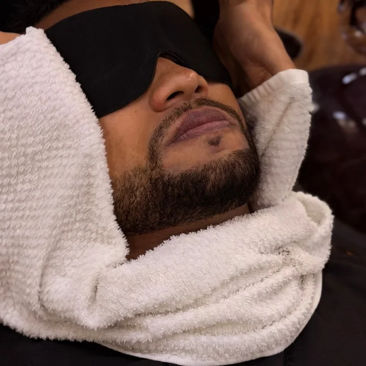 Cliente na cadeira da barbearia