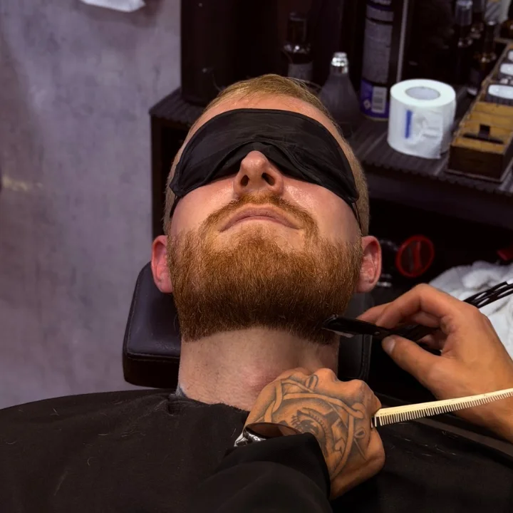 Detalhe do trabalho de barbearia